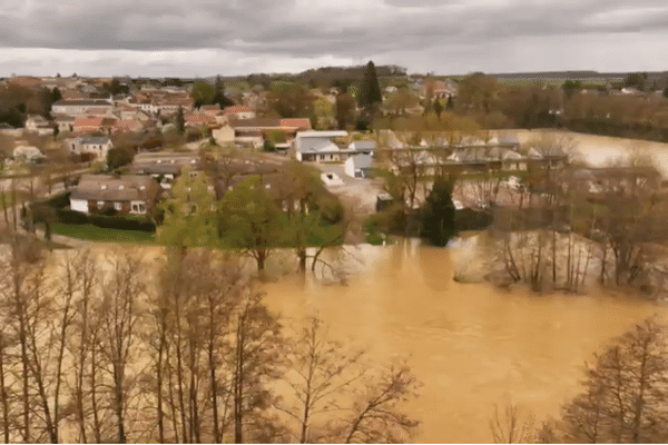 La ville de Tonnerre, dans l'Yonne, complètement inondée