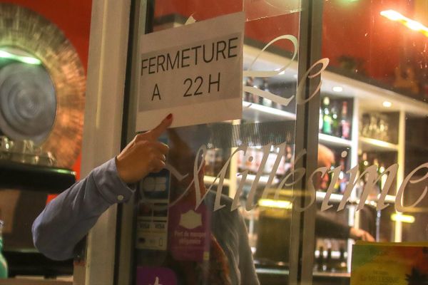 Depuis le 23 septembre, les bars ferment à 22 heures à Grenoble pour limiter la propagation du Covid-19. 