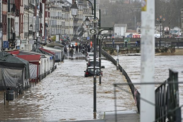 Inondations sur les quai de la Nive à Bayonne ce vendredi 10 décembre,