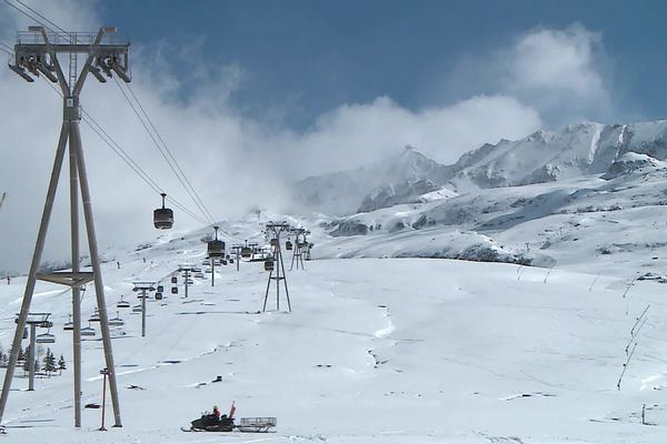 Malgré les récentes chutes de neige sur les Alpes du Nord, la station de l'Alpe d'Huez a décidé de fermer ses remontées mécaniques ce dimanche 16 avril.