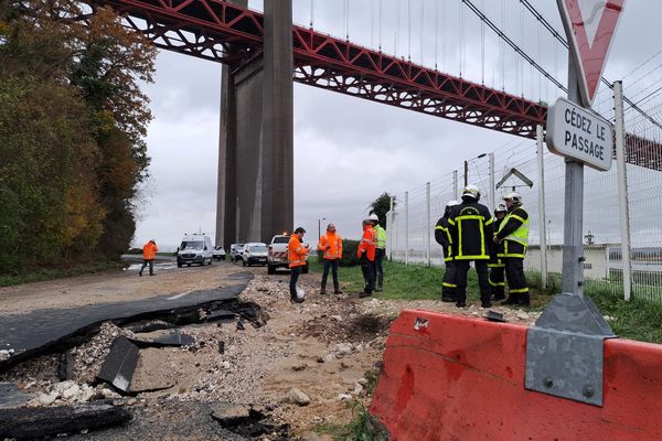 La chaussée s'est affaissée à cause de l'eau.