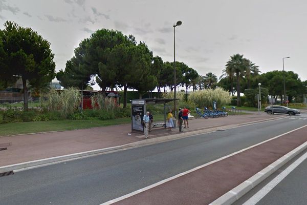 Une femme a été victime d'une agression à l'arrêt de bus Carras-Ferber à Nice ce dimanche 1er juillet, sur le trottoir côté bord de mer.