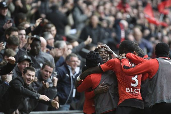 Le jeune prodige rennais Ousmane Dembele félicité par ses coéquipiers et le public aux anges après l'un de ses deux buts au Roazhon Park dans le derby Rennes - Nantes - 6 mars 2016