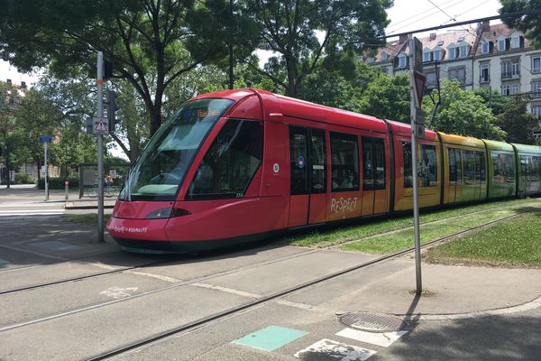 Le tramway arc-en-ciel circule notamment sur la ligne B, du nord au sud de l'Eurométropole de Strasbourg.