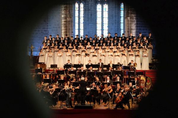 Deux Chœurs sud-coréens réunissant au total 80 choristes ont accompagnés l'orchestre National de Lorraine lors du 50e  festival de la Chaise-Dieu