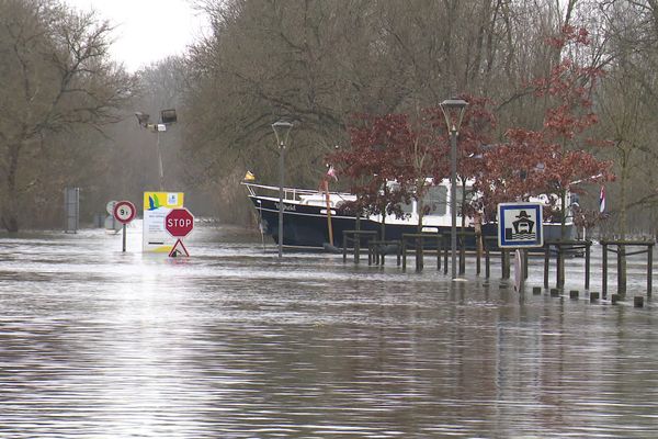 À Chaniers, la Charente a amorcé sa décrue mais le fleuve est encore très loin d'avoir totalement regagné son lit.