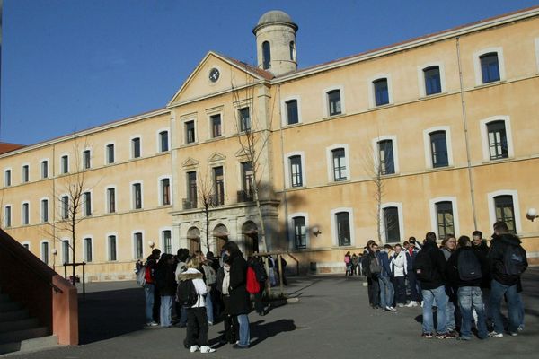 L'entrée principale de l'établissement varois.