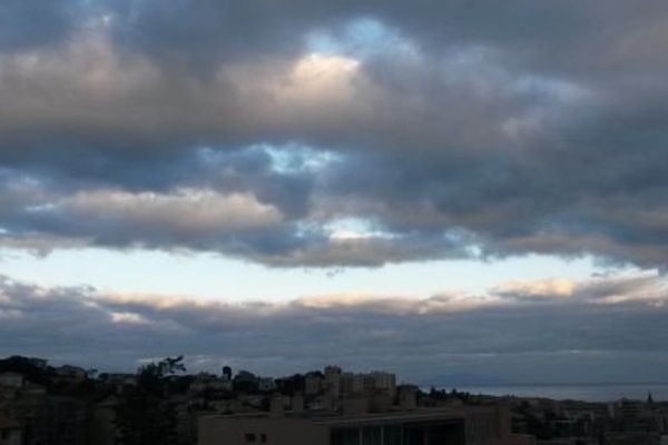 ILLUSTRATION - Ciel nuageux à Bastia.