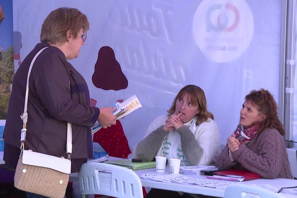 L’association La Compagnie des Aidants se rend au-devant des aidants pour répondre à leurs questions et les orienter vers les structures locales adaptées.