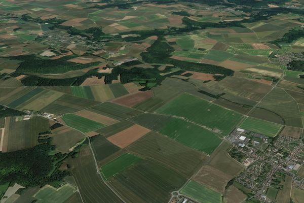 L'hélicoptère s'est écrasé dans un bois au niveau de l'ancienne ligne chemin de fer entre Ercuis (en bas à droite) et Ully-Saint-Georges (en haut à gauche)