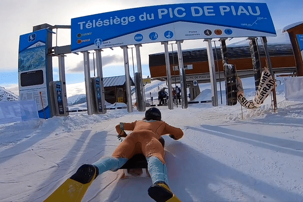 Fred Compagnon et son bodyboard sur les pistes de Piau-Engaly dans les Hautes-Pyrénées. 