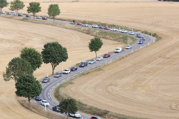 Des milliers de voitures prises dans des bouchons pour accéder au Mondial Air Ballons, samedi 03 août 2019.