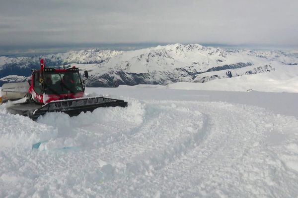 Avec le temps et le réchauffement climatique, Sébastien Puissant a vu son métier de dameur évoluer. Il est désormais l'un des artisans de la sauvegarde du glacier des 2 Alpes