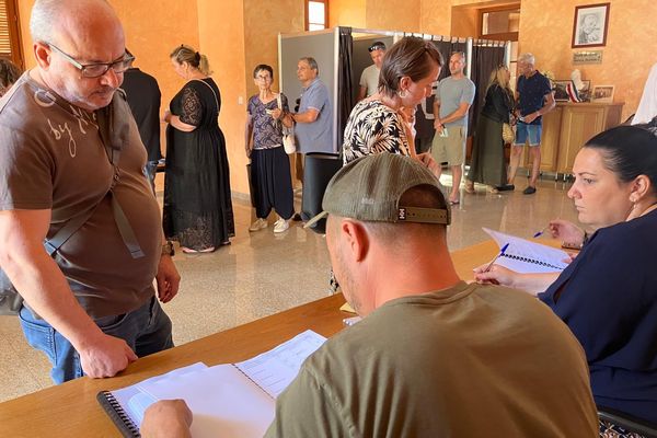 L'affluence pour voter à Sarrola-Carcopino, dans la 1ère circonscription de Corse-du-Sud.