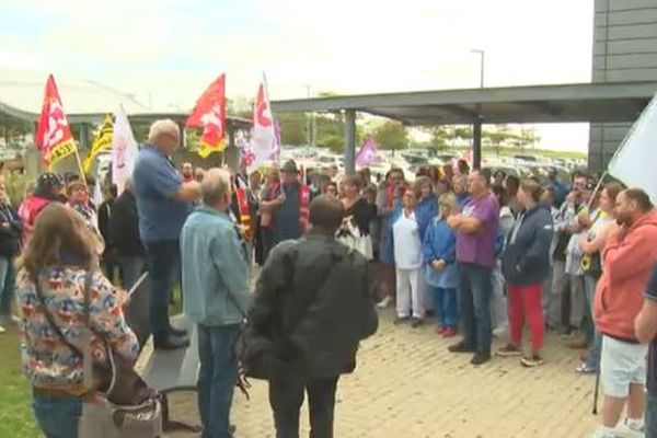 Des dizaines de personnes se sont réunis pour demander la non fermeture de la clinique de l'Abbaye à Fécamp.