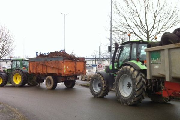 Blocage en cours d'un hypermarché Leclerc à Laval