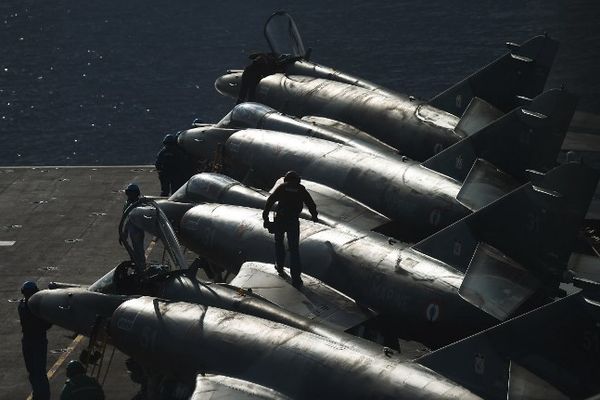 Le porte-avions français Charles de Gaulle a effectué dimanche d'ultimes exercices d'entraînement, en Méditerranée orientale .