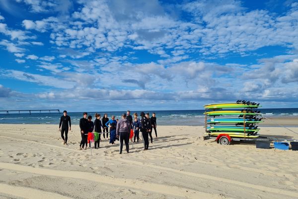 Les stagiaires des écoles de surf ont retrouvé le chemin de l'océan ce vendredi plage de la Salie