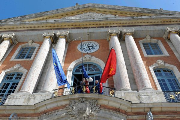 Les drapeaux de la mairie de Toulouse seront en berne le jour des obsèques de la reine Elizabeth II lundi 19 septembre.