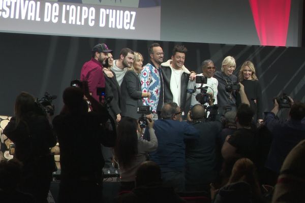 L'équipe du film "Maison de retraite 2" est venue présenter sa comédie pour l'ouverture du festival de l'Alpe d'Huez.