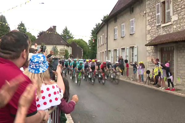 L'arrivée du peloton à Lhuis, dans l'Ain, ce mercredi 3 juillet.