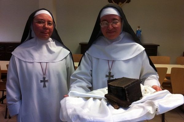 Les soeurs de la communauté Carmélitaine de la basilique Saint-Martin de Tours avec la boîte des réliques