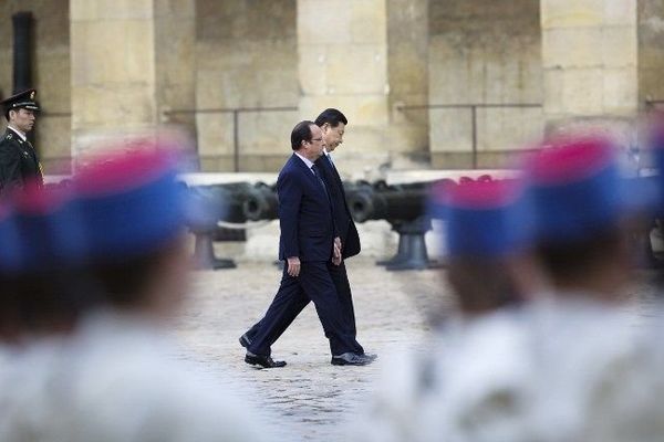 Paris a déroulé le tapis rouge sous les pas de Xi Jinping et de son épouse, accueillis officiellement par François Hollande en personne à l'Hôtel national des Invalides, un honneur
inédit sous la Ve République