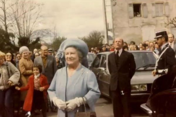 La Reine Mère Elisabeth d'Angleterre accueillie en Dordogne en 1978. Photo extraite de l'ouvrage "Royal Périgord" de G. Mornas et D. Audrerie aux Editions Confluences