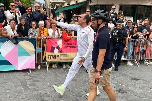 Le coureur Yohann Diniz a amusé la foule en marchant avec la torche encore éteinte.