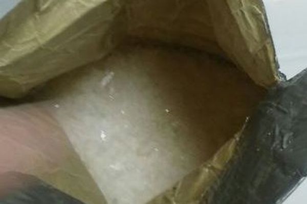 Plus de 4 kg de méthamphétamine découverts dans le double fond d’une valise