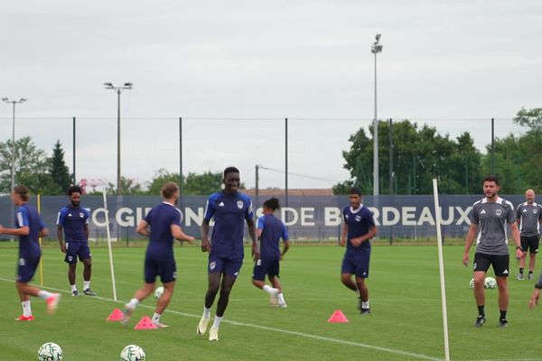 Au Haillan, lieu de vie des Girondins de Bordeaux, une quinzaine de joueurs s'entrainait ce mercredi 14 août au matin, deux jours après la relégation définitive du club en National 2 par la DNCG.