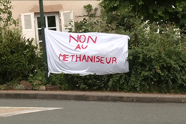 A St Julien-les-Combes, des banderoles d'opposition au projet de méthaniseur fleurissent.