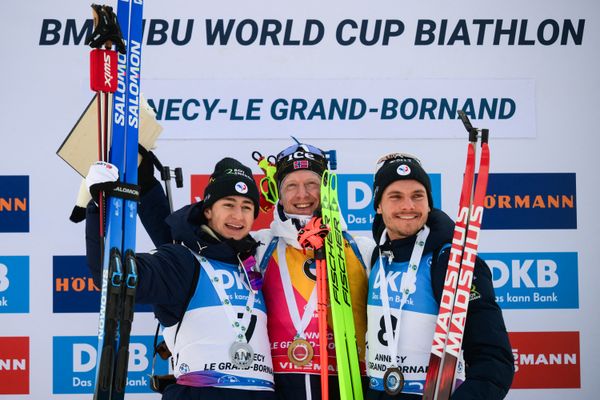 De gauche à droite : Eric Perrot, Johannes Boe et Emilien Jacquelin, sur le podium après la poursuite du Grand Bornand le 21 décembre 2024.