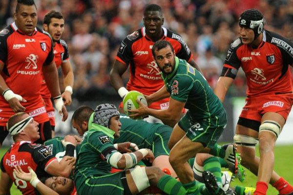 Le demi de mêlée Samuel Marques récupère le ballon après une mêlée lors la rencontre opposant son club, Pau à Toulouse.