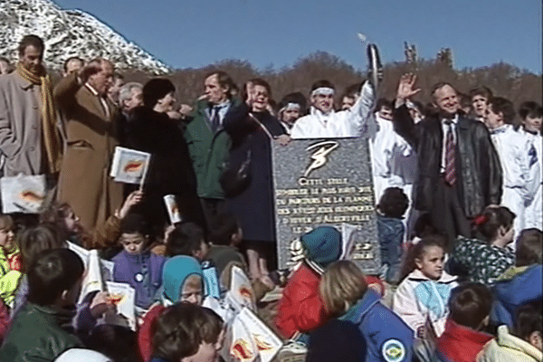 Lors de son dernier passage en Corse en 1992, la flamme olympique avait fait une halte au col de Vizzavona pour l'inauguration d'une stèle en présence du triple champion olympique de ski alpin, Jean-Claude Killy.