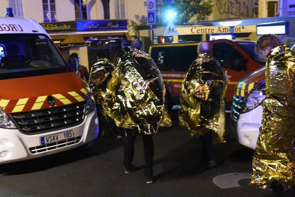 Evacuations de la rue Oberkampf, non loin du Bataclan, après les attaques terroristes dans la nuit du 13 au 14 novembre 2015. 