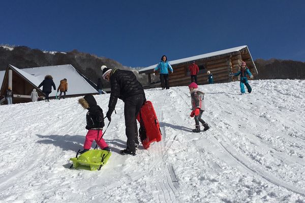 Les stations du Sancy ne sont pas encore ouvertes, mais les plus impatients sont déjà là pour profiter des premières neiges.