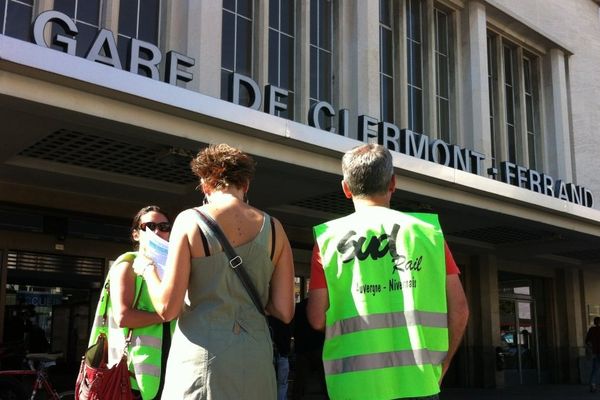 Un piquet de grève a été installé, jeudi matin, devant la gare SNCF de Clermont-Ferrand, à l'initiative de SUD-RAIL.