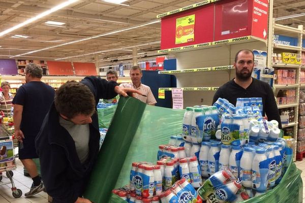 Les agriculteurs de l'Oise retirent des rayons des produits laitiers