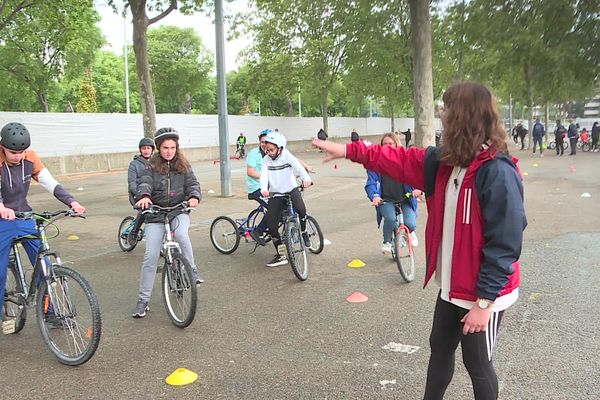 Des étudiants de la faculté d'éducation de Nîmes (Gard) ont encadré des enfants handicapés toute la journée du 20 avril 2022. Six ateliers autour du vélo étaient proposés.