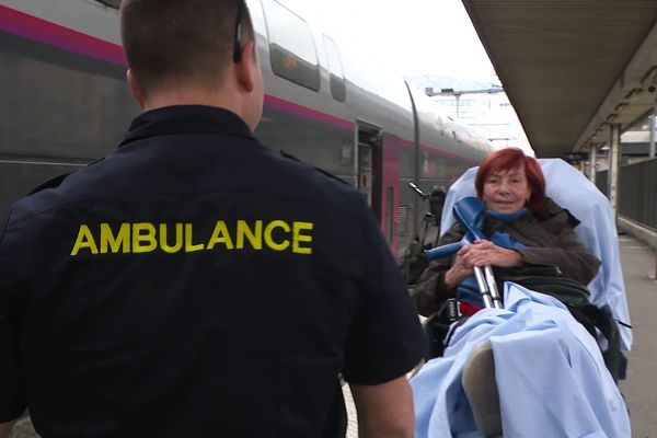 Une rame de train est spécialement affrétée, au départ d'Annecy, pour rapatrier les vacanciers blessés sur les pistes de ski.