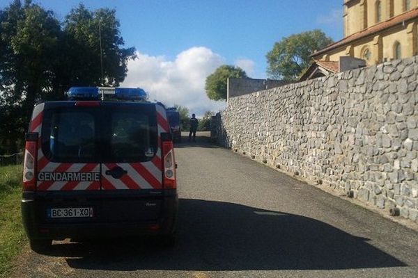 Le village est bouclé par les gendarmes 