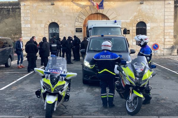 Ce jeudi matin, dès 9 h, les forces de l'ordre sont mobilisés pour évacuer le personnel et les détenus de la maison d'arrêt de Saintes (Charente-Maritime).