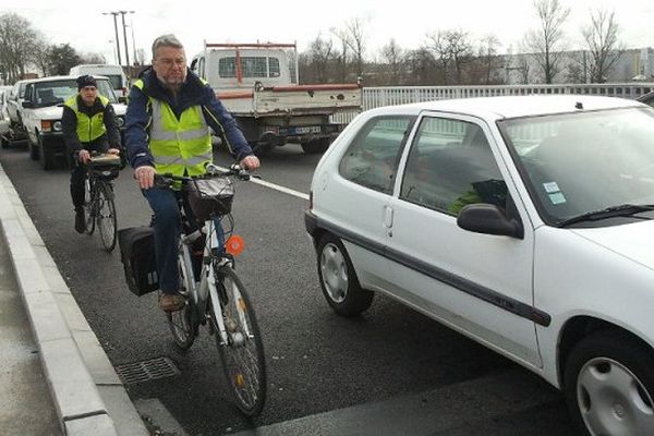 Pas de piste réservée et impossible de s'échapper par les trottoirs