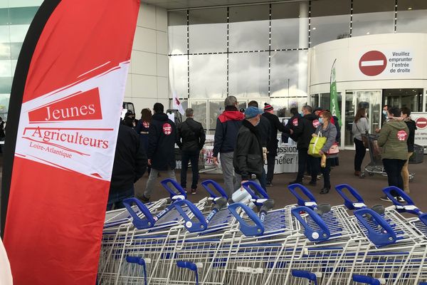 Une soixantaine d'agriculteurs devant l'entrée du Leclerc Paridis de Nantes pour réclamer "un juste prix"