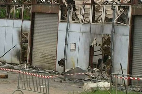 Un incendie a ravagé une partie du lycée Blaise Pascal de Migennes, dans l’Yonne, jeudi 8 mai 2014. 