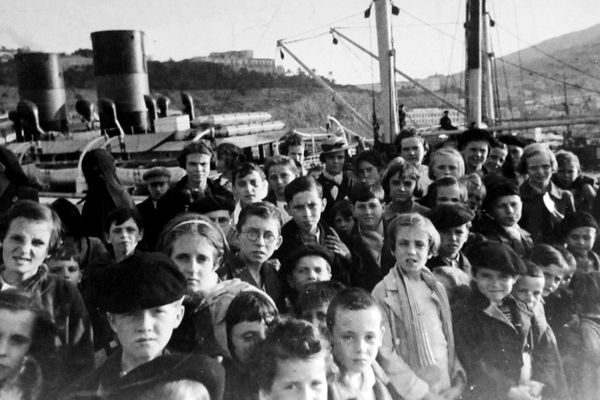 Les enfants au port d'Oran en Algérie