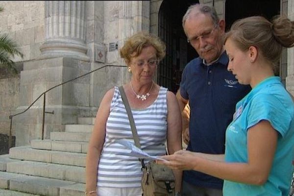 Besançon : Julia renseigne des touristes au pied de la cathédrale Saint Jean