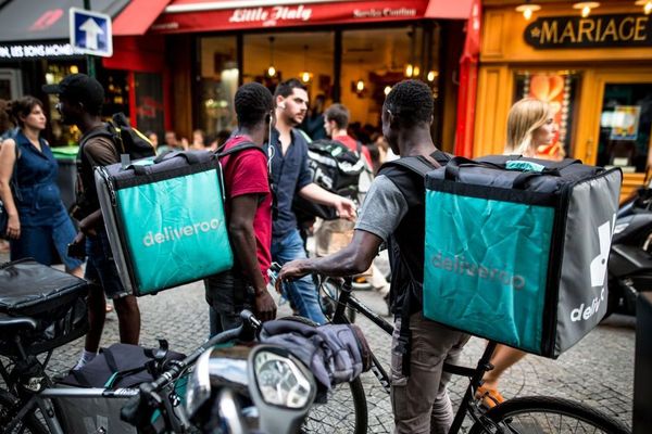 Une cinquantaine de livreurs de Deliveroo se sont rassemblés mercredi soir à Paris pour dénoncer la nouvelle grille tarifaire imposée par la plateforme de livraison de repas à domicile.