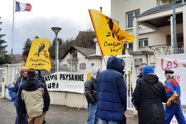 Devant la gendarmerie de Salins-les-Bains, le 17 février.